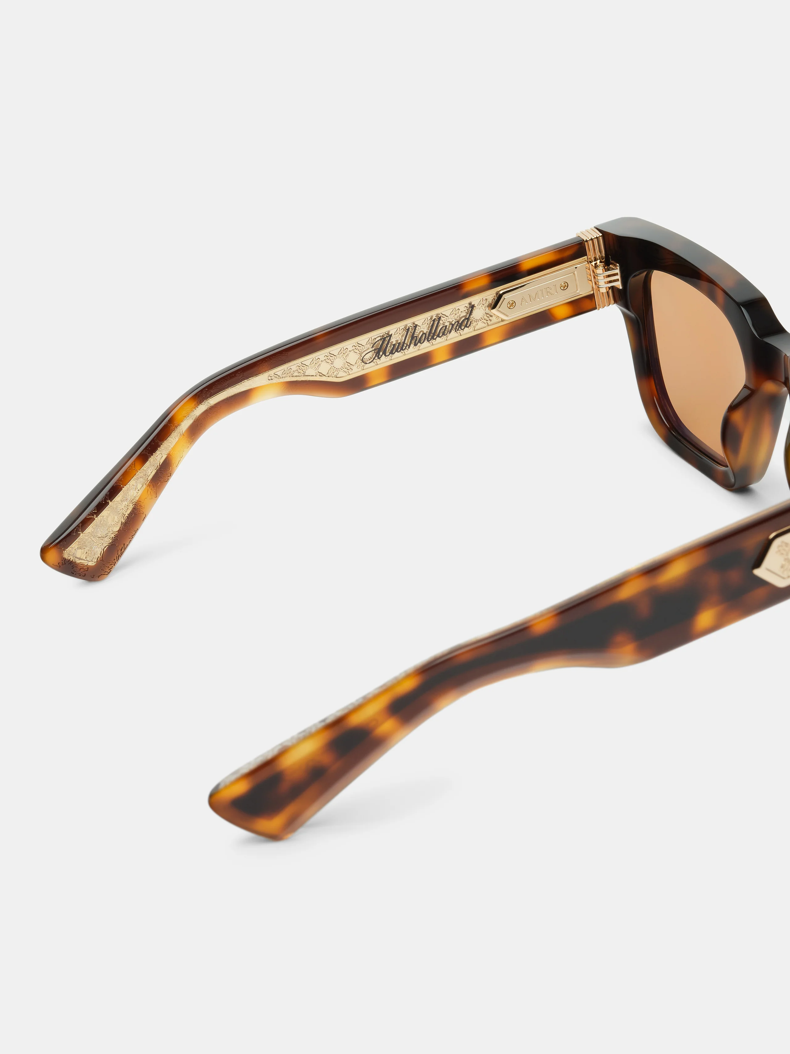 1970-mulholland-sunglasses-tortoise-shell-5.webp MULHOLLAND SUNGLASSES - Tortoise Shell